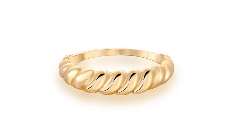 Dlaczego pierścionek obraca się na palcu i jak temu zapobiec?