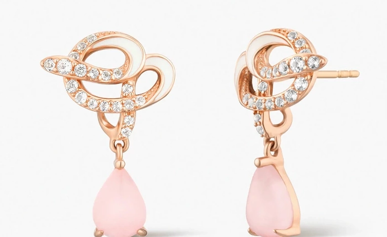 Kolczyki w uchu - kompozycje dla kobiet