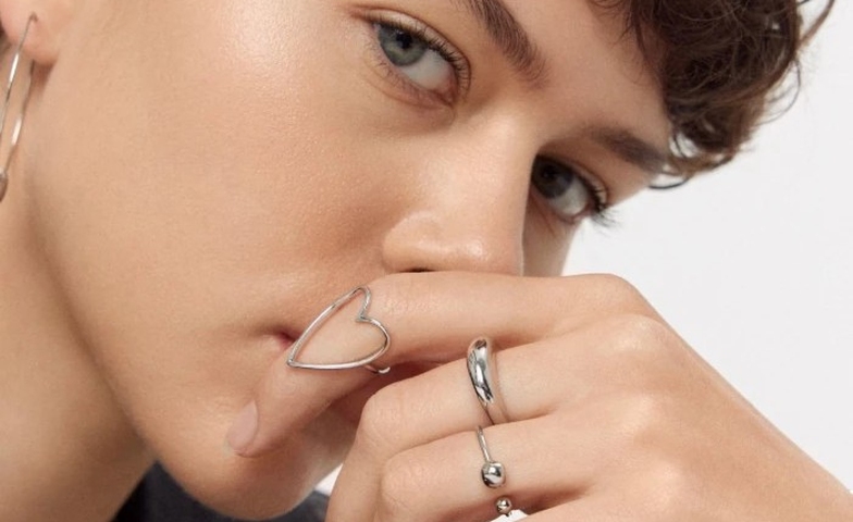 Jak nosić kilka pierścionków?