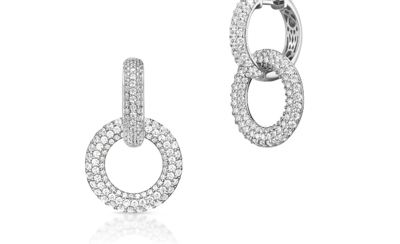 Jakie kolczyki do niebieskiej sukienki?