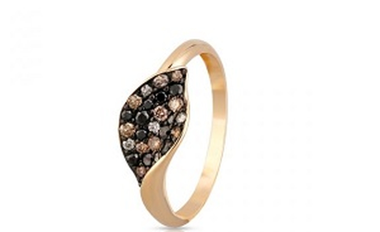 Pierścionek z czarnymi brylantami. Nowy trend na horyzoncie?