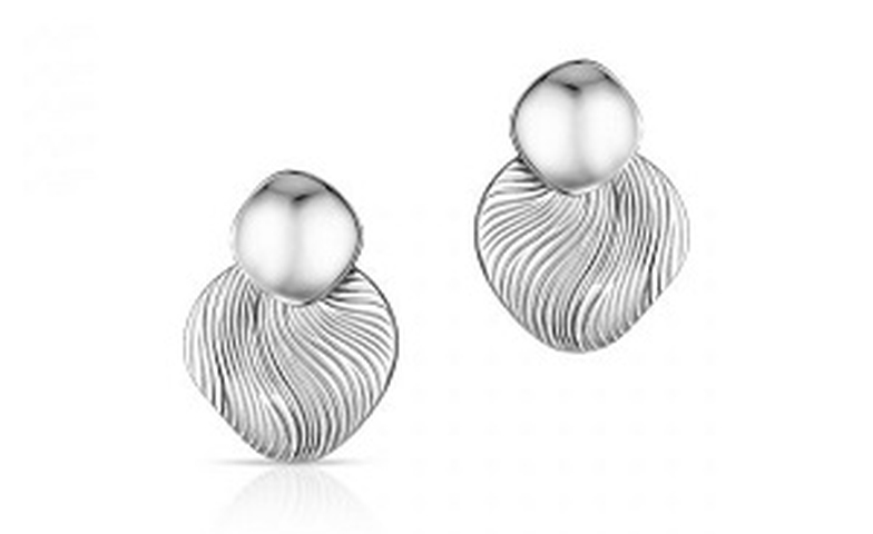 Jak nosić latem komplet srebrnej biżuterii?