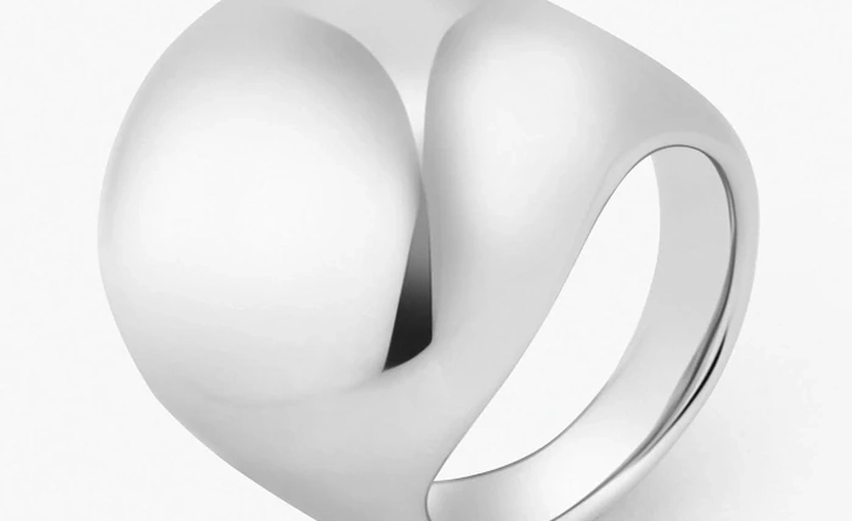 Ciekawe pierścionki srebrne, które uzupełnią każdą stylizację