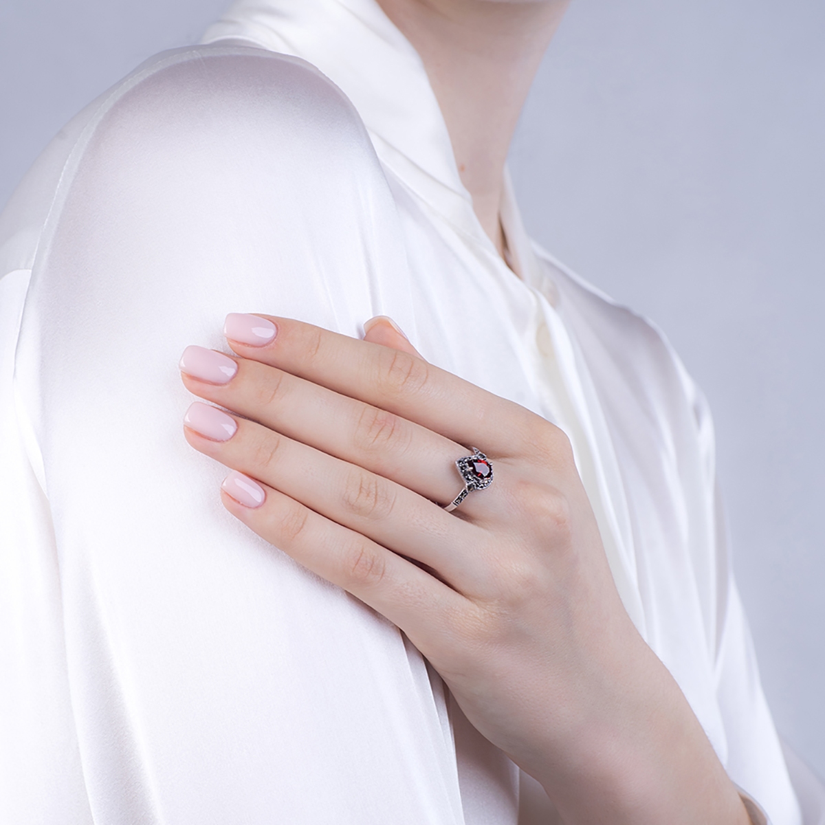 Pierścionek srebrny z markasytami i granatem