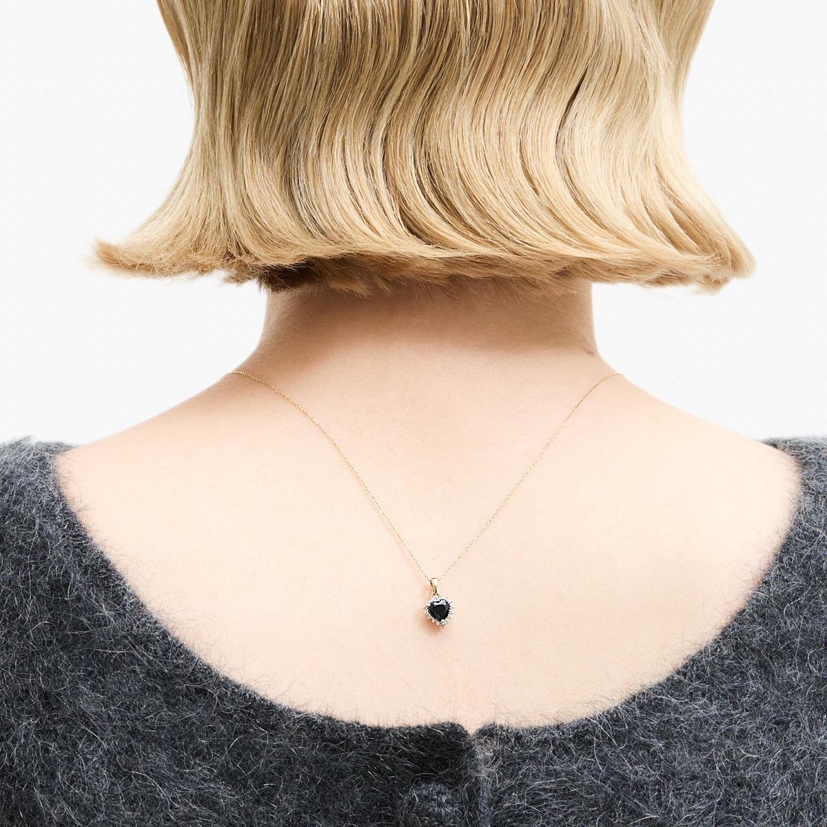 Wisiorek złoty z czarnymi szafirami