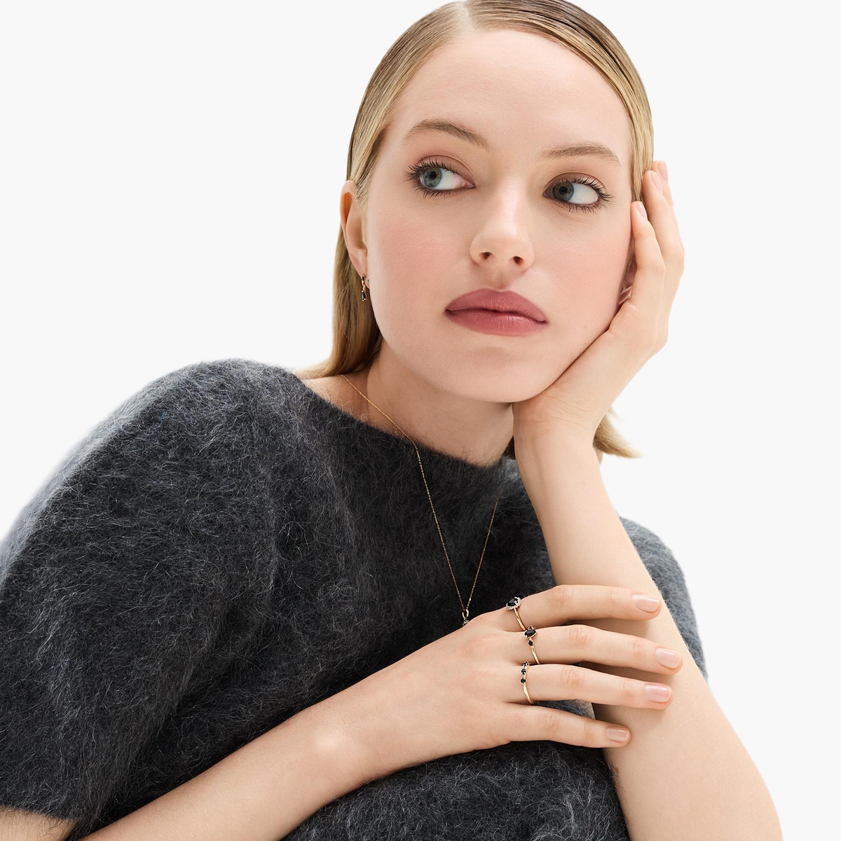 Pierścionek złoty z czarnymi szafirami