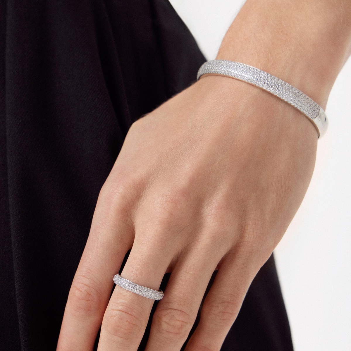 Pierścionek srebrny z cyrkoniami Emblems