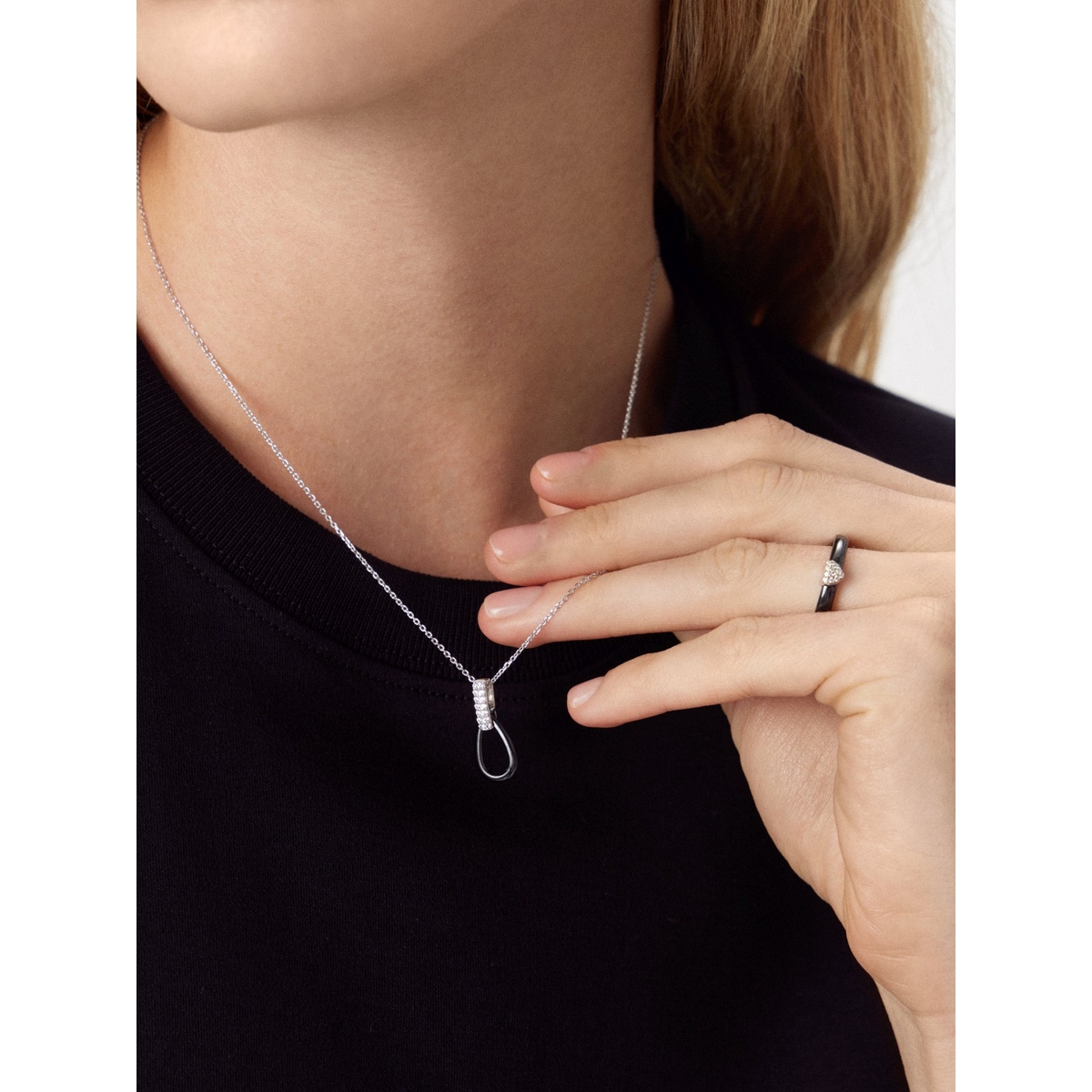 Wisiorek srebrny z czarną ceramiką