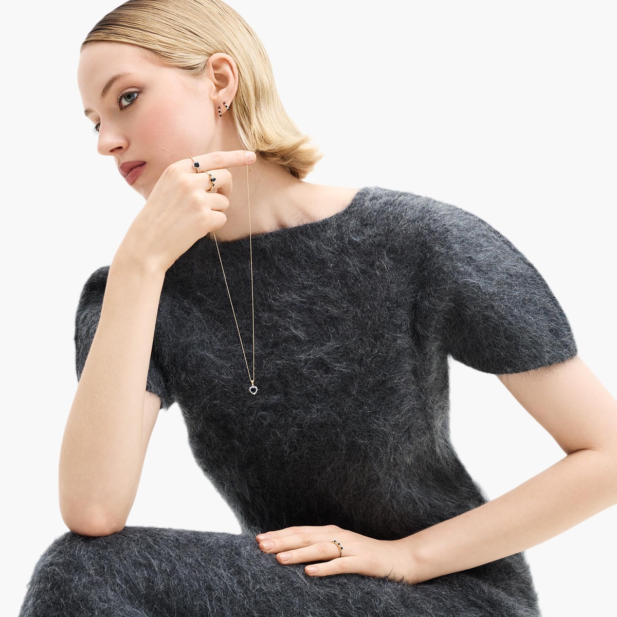 Pierścionek złoty z czarnymi szafirami