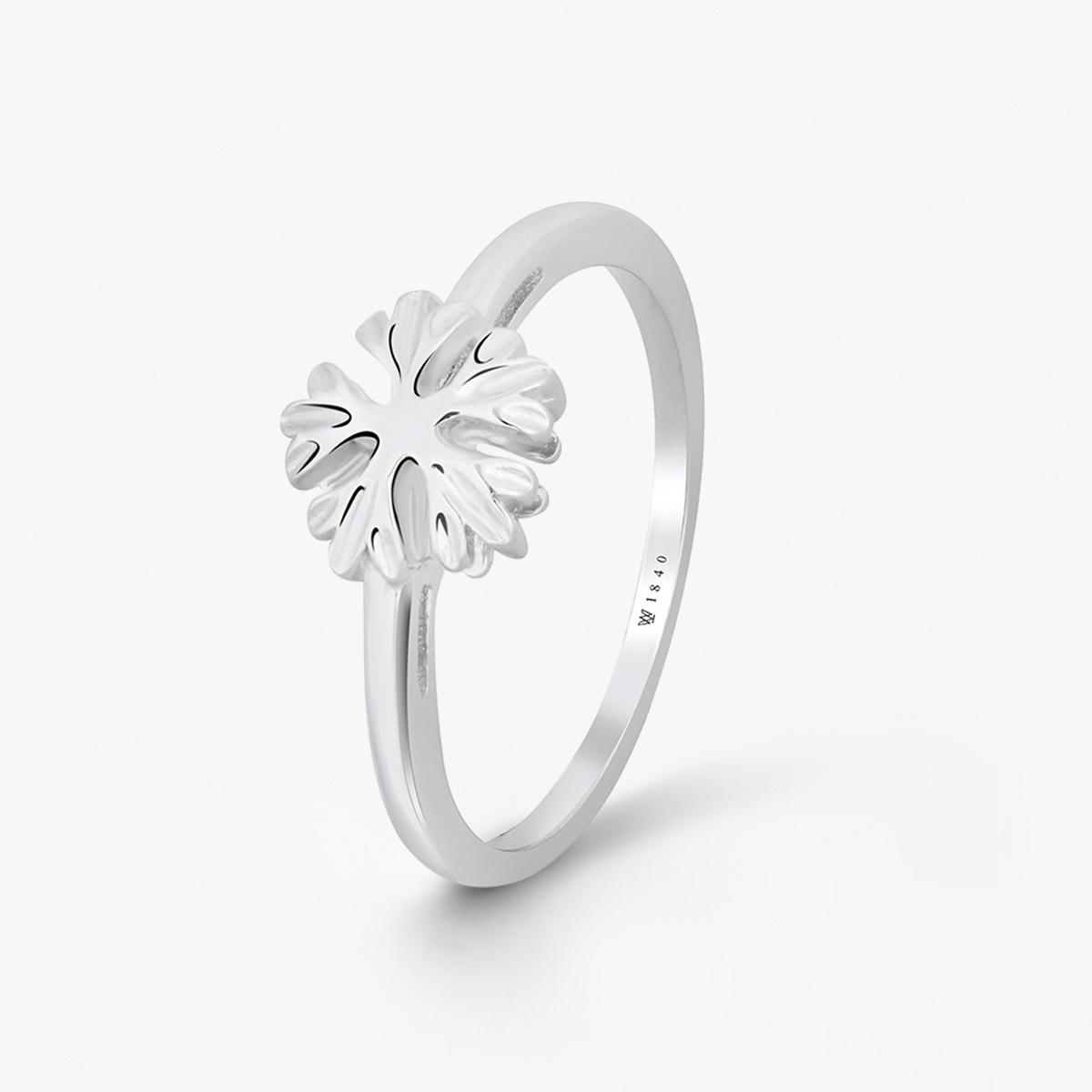 Pierścionek srebrny z motywem śnieżynki