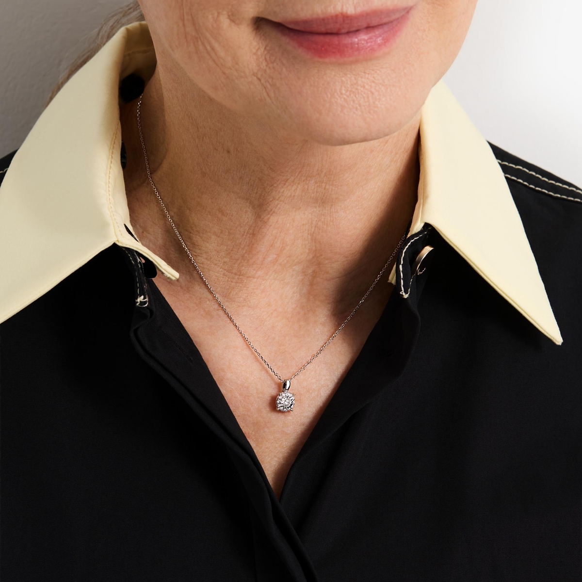 Wisiorek złoty z diamentami