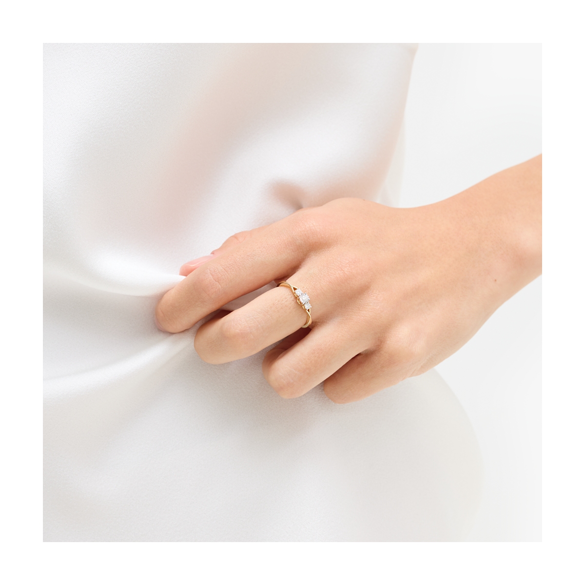 Pierścionek złoty z diamentami