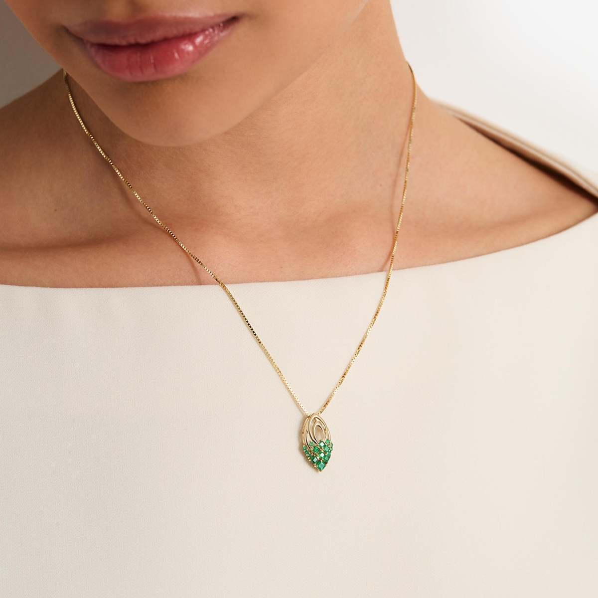 Wisiorek złoty ze szmaragdami TRIO