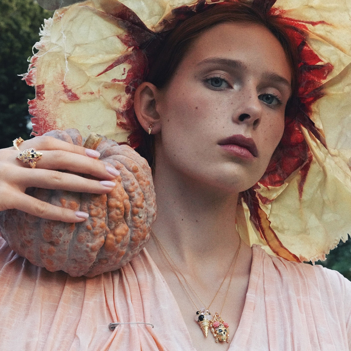 Wisiorek z motywem kolorowej czaszki Wonderland