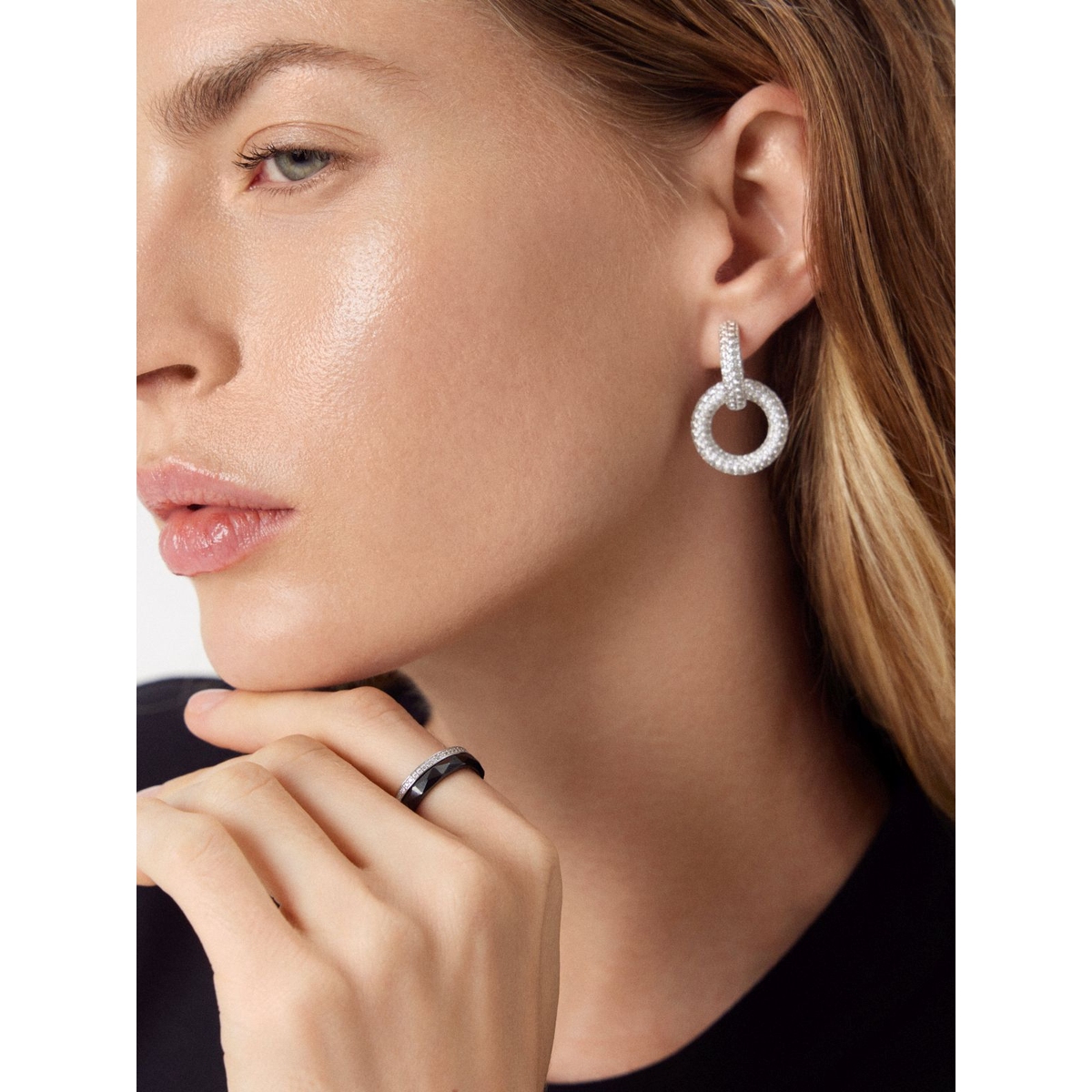 Pierścionek srebrny z czarną ceramiką