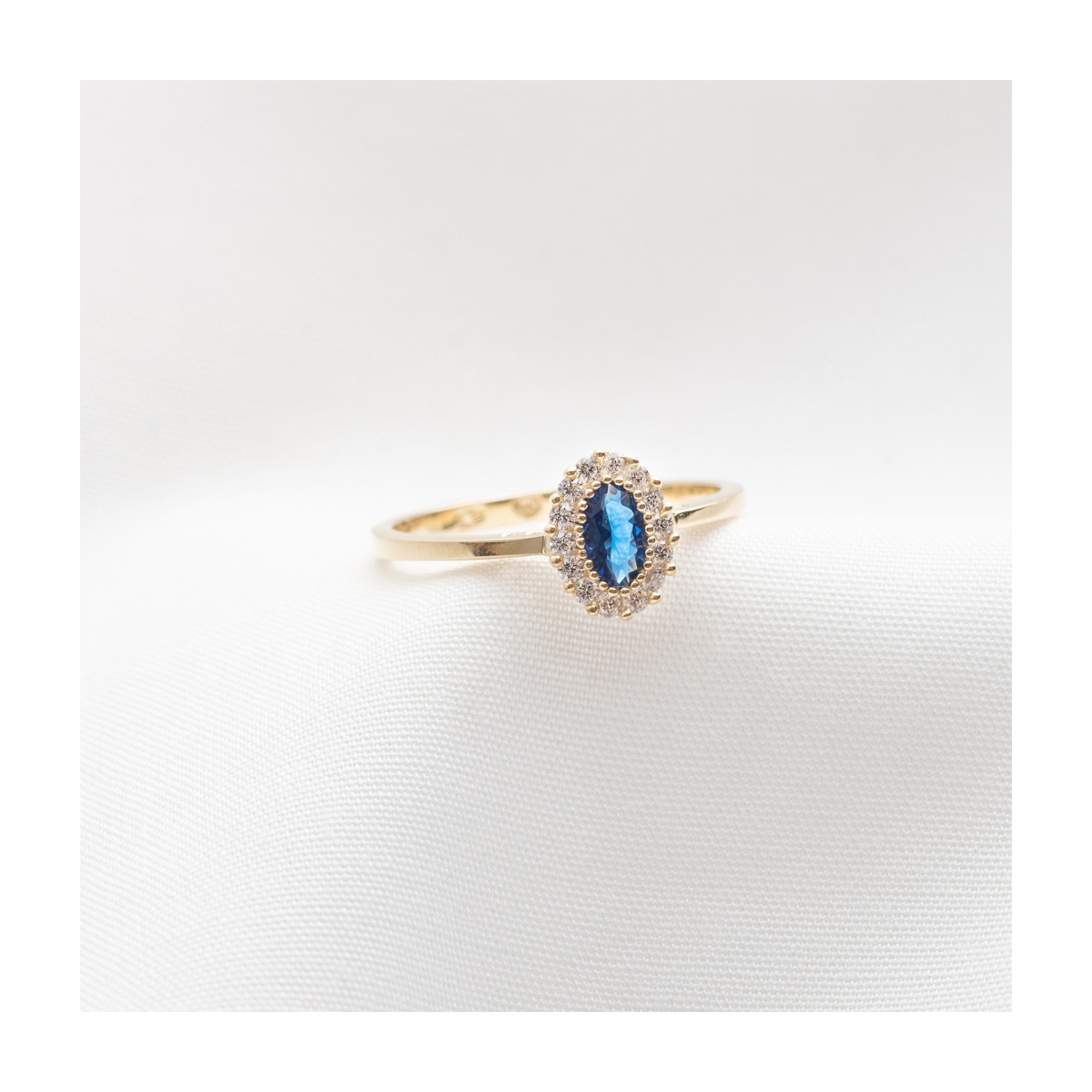 Pierścionek złoty z szafirem i cyrkoniami