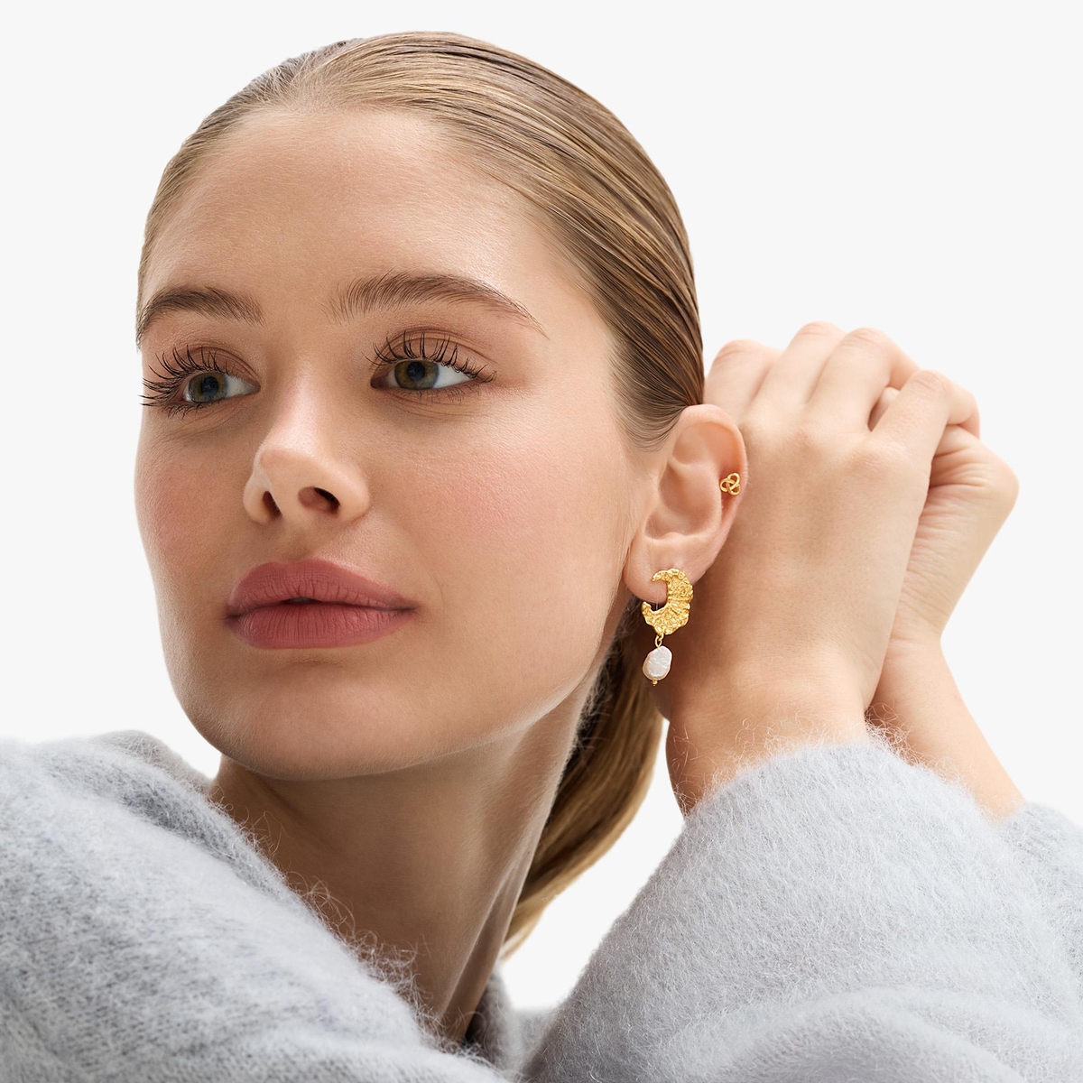 Kolczyk pozłacany supełek