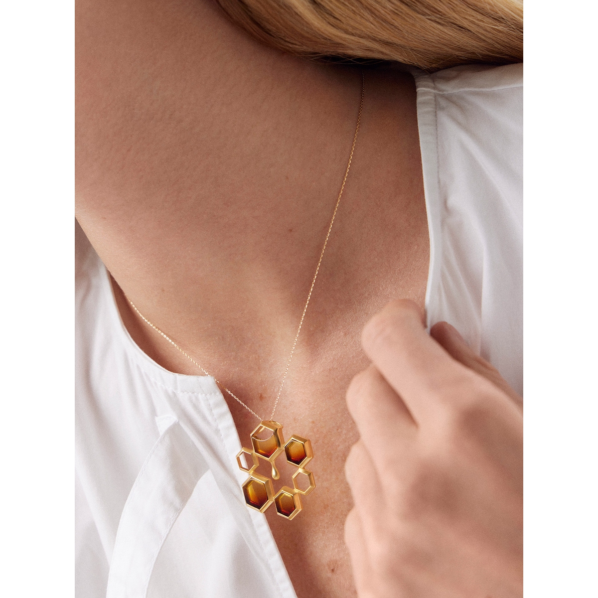 Wisiorek srebrny z bursztynem Miodowa