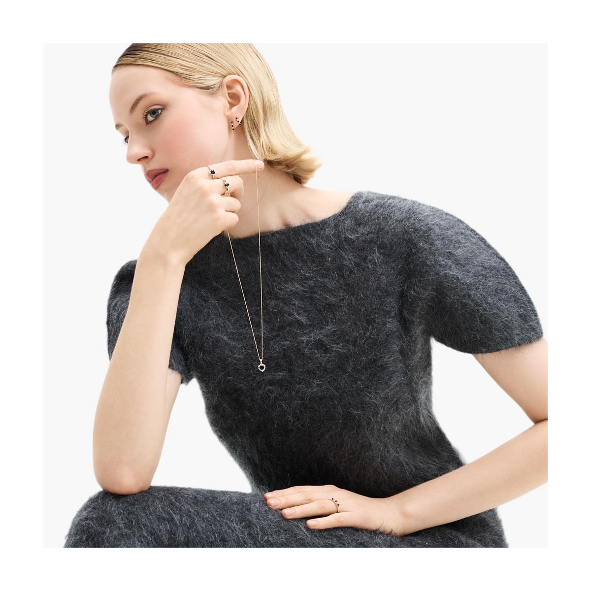 Wisiorek złoty z czarnymi szafirami