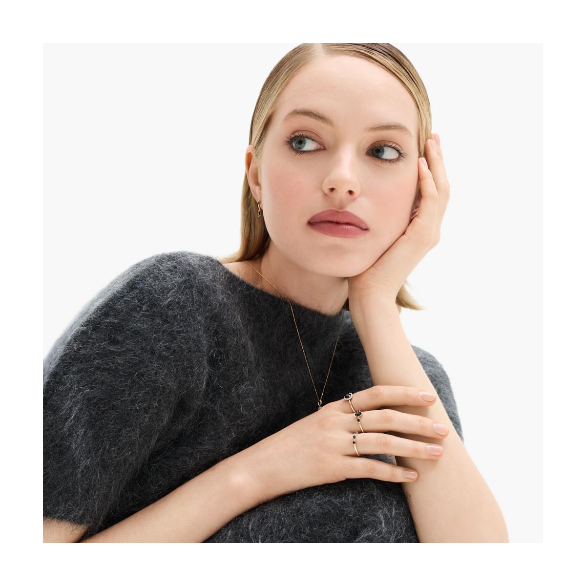 Pierścionek złoty z czarnymi szafirami