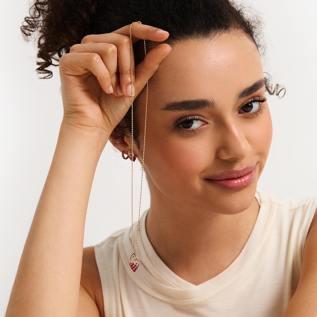 Wisiorek złoty z rubinami TRIO