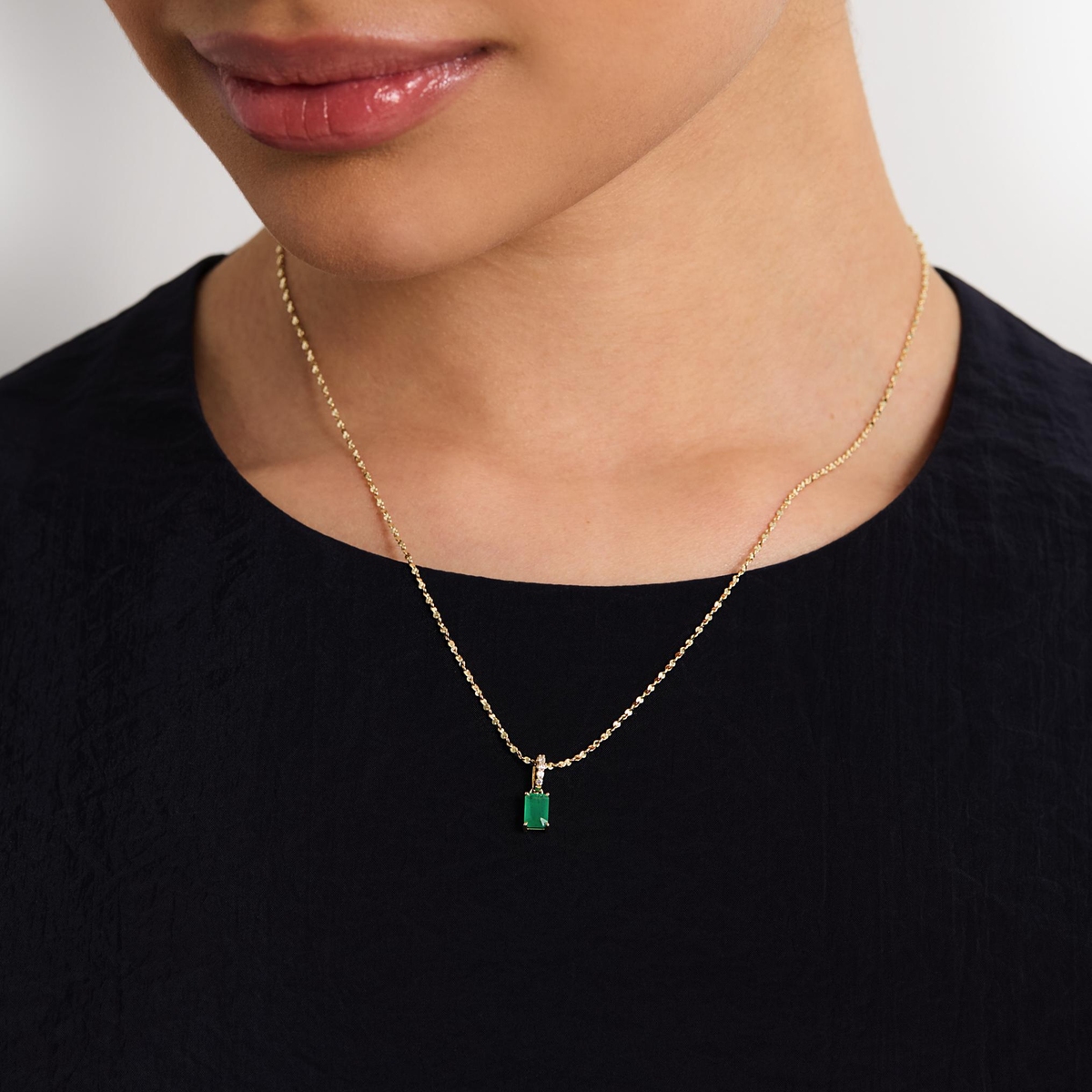 Wisiorek złoty ze szmaragdem TRIO