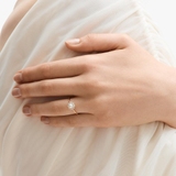 Pierścionek złoty z perłą Ceremonials