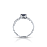 Pierścionek białe złoto z diamentami i szafirem