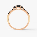 Pierścionek różowe złoto z czarnymi szafirami