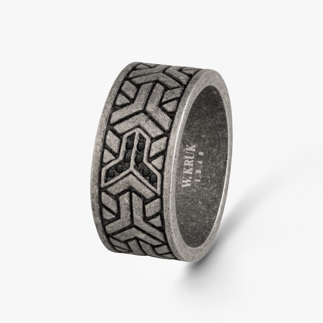 Pierścionek ze stali z czarnymi cyrkoniami