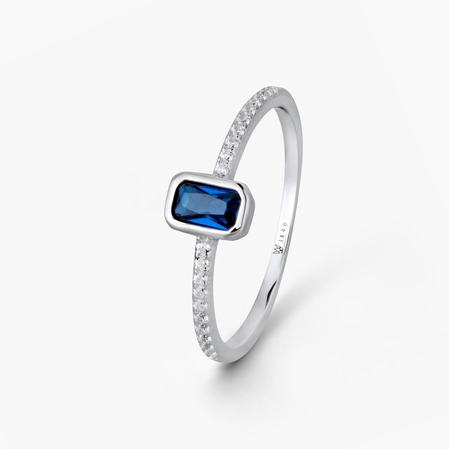 Pierścionek srebrny z niebieską cyrkonią