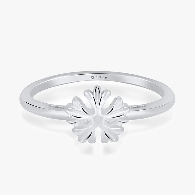 Pierścionek srebrny z motywem śnieżynki