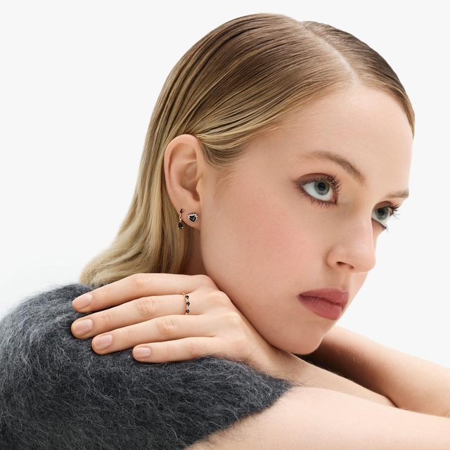 Pierścionek złoty z czarnymi szafirami