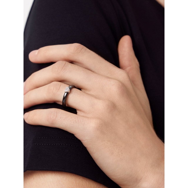 Pierścionek srebrny z czarną ceramiką