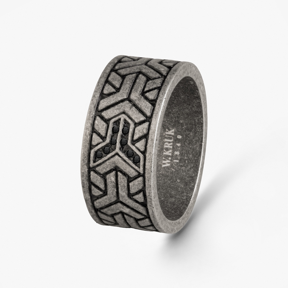 Pierścionek ze stali z czarnymi cyrkoniami