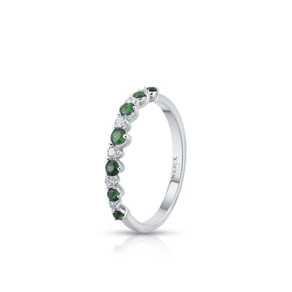 Pierścionek białe złoto z diamentami i szmaragdami